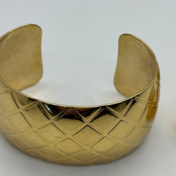 Quilted Gold-Tone Cuff Bracelet & Earrings Set Vintage Style Jewelry - Picture 10 of 12